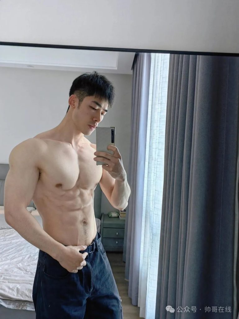 大胸肌健身私教小哥，呼之欲出的腹肌！