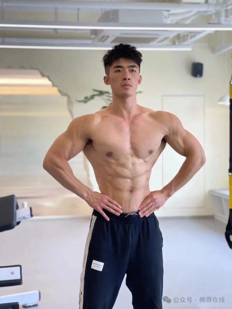 大胸肌健身私教小哥，呼之欲出的腹肌！