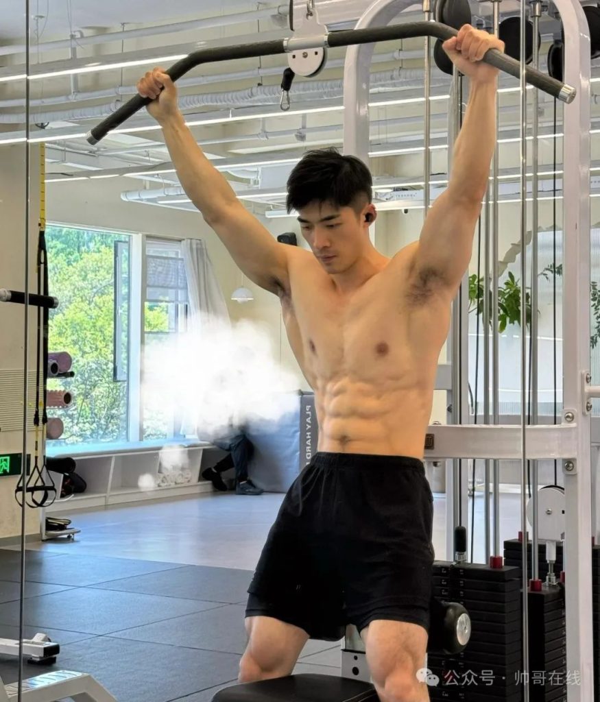 大胸肌健身私教小哥，呼之欲出的腹肌！
