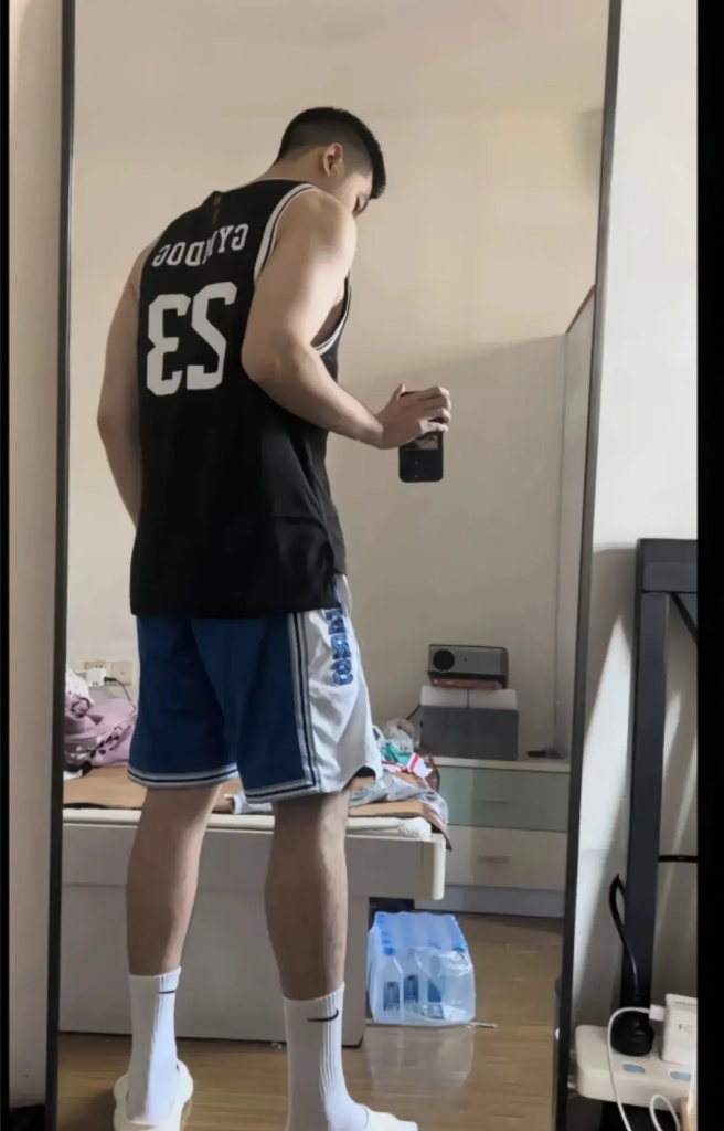 190cm 大长腿弟弟,又高又帅的体育生 190cm 大长腿弟弟,又高又帅的体育生