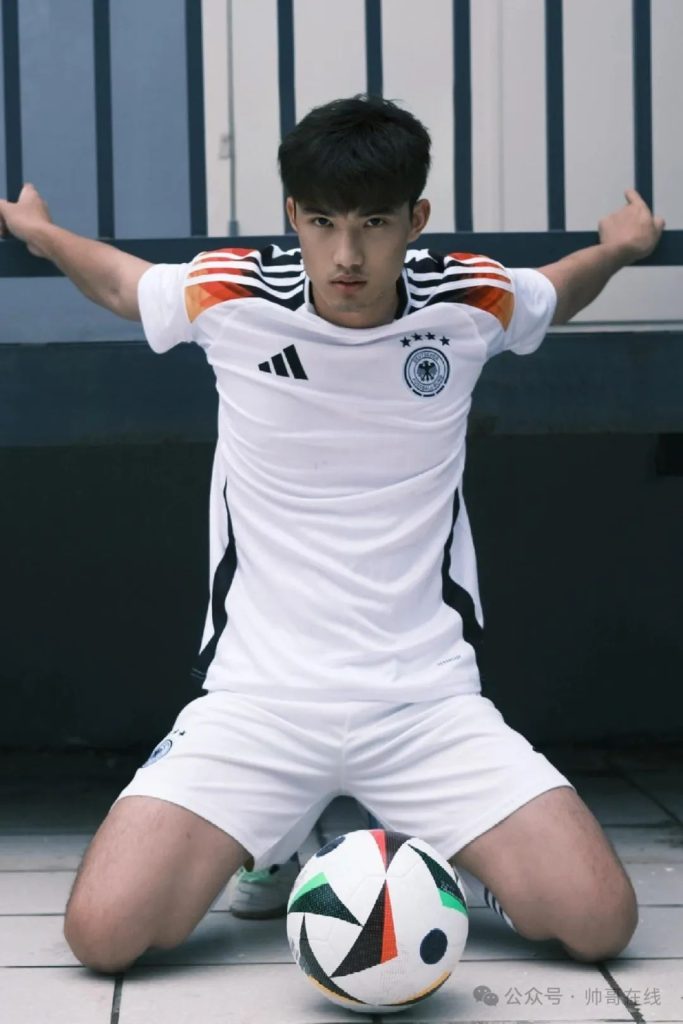 武汉男大足球生,体育生也太会拍照了! 武汉男大足球生,体育生也太会拍照了!