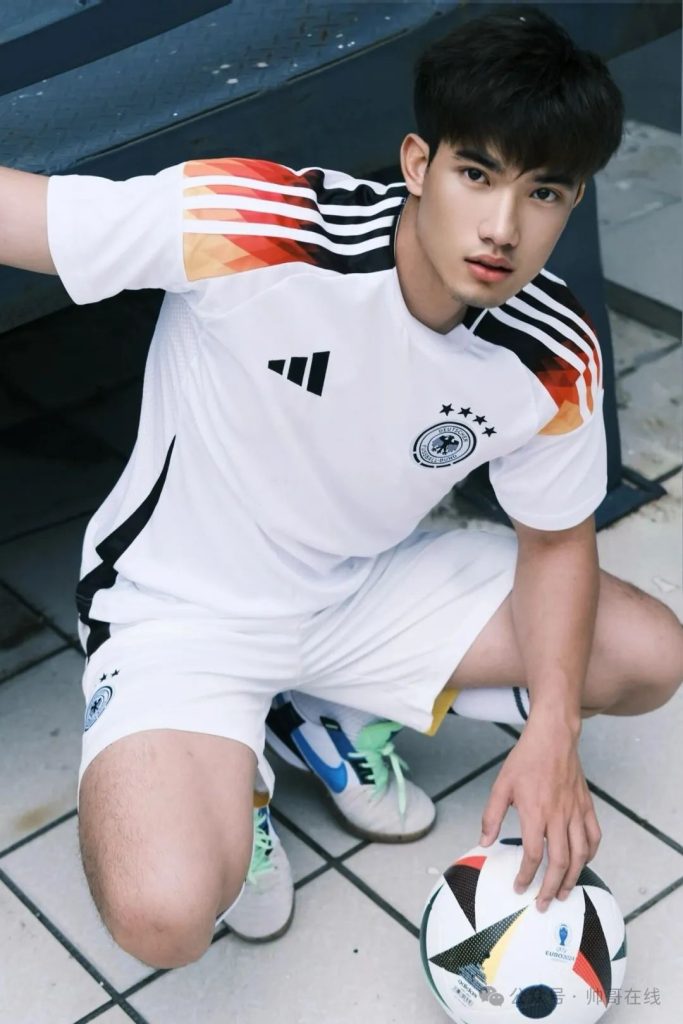 武汉男大足球生,体育生也太会拍照了! 武汉男大足球生,体育生也太会拍照了!