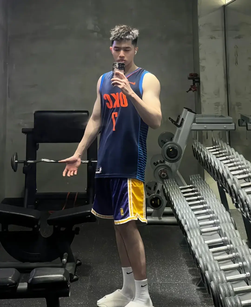 190cm 大长腿弟弟,又高又帅的体育生 190cm 大长腿弟弟,又高又帅的体育生