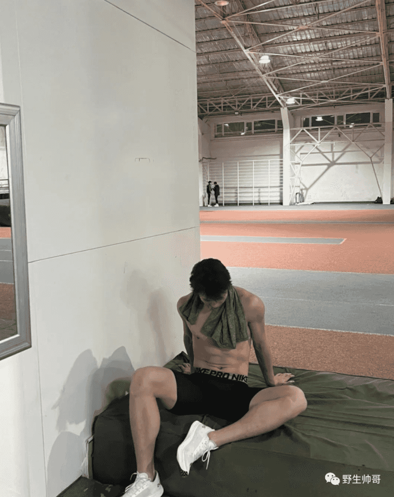 操场 19 岁的东北体育生紧身裤湿透，大长腿藏不住了！