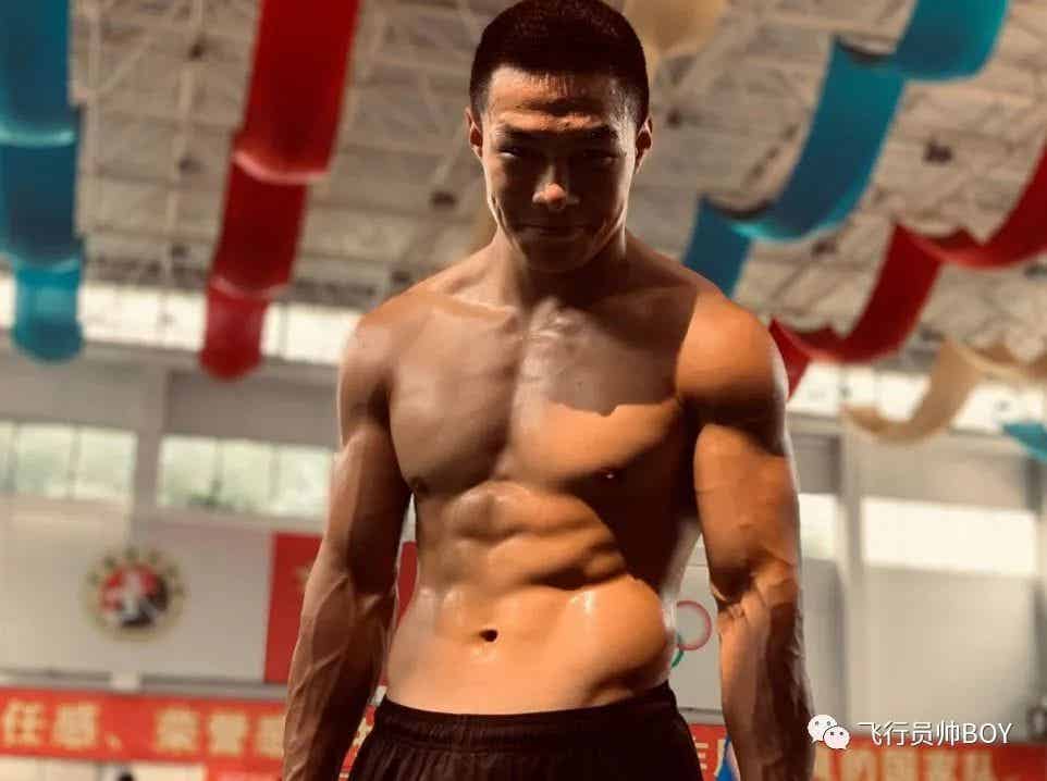 体育学院宿舍里的憨直体育生，穿这种内裤够直