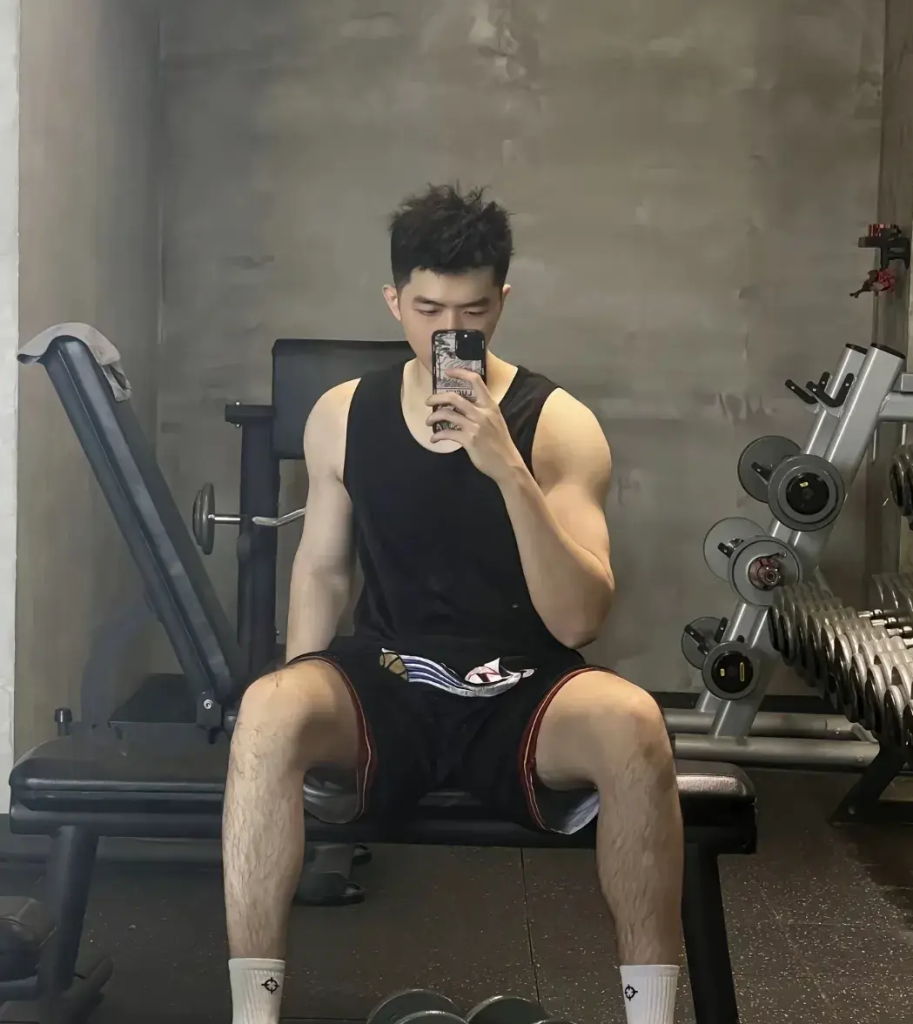 190cm 大长腿弟弟,又高又帅的体育生 190cm 大长腿弟弟,又高又帅的体育生