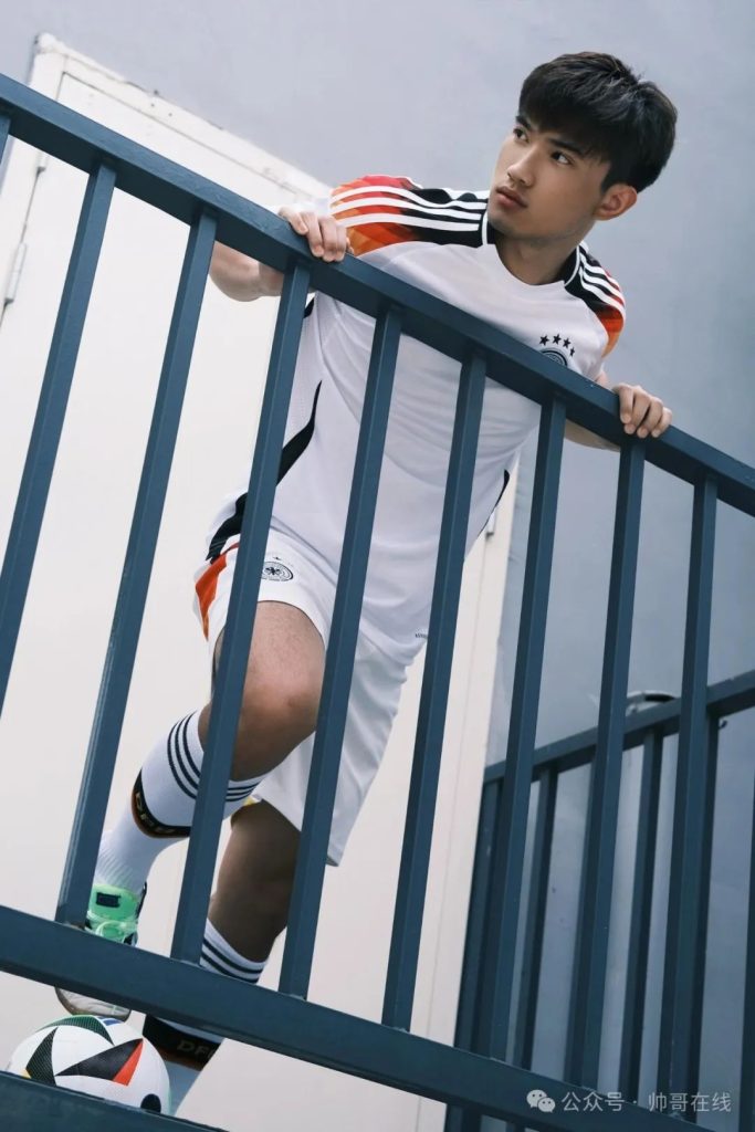 武汉男大足球生,体育生也太会拍照了! 武汉男大足球生,体育生也太会拍照了!