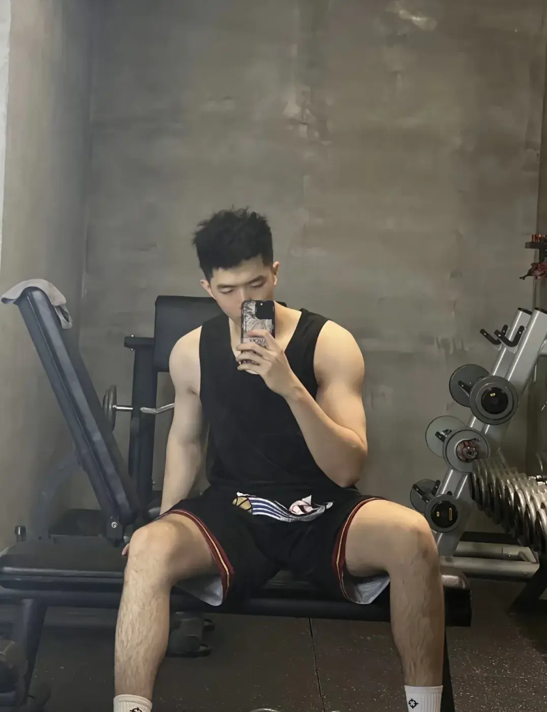 190cm 大长腿弟弟,又高又帅的体育生 190cm 大长腿弟弟,又高又帅的体育生