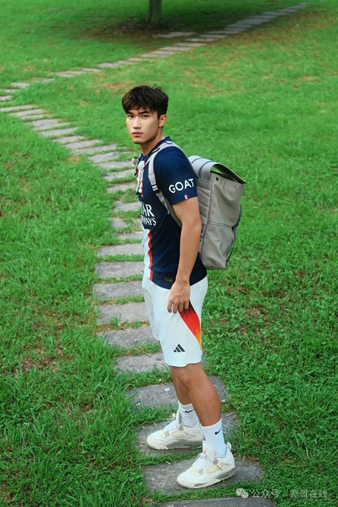 武汉男大足球生,体育生也太会拍照了! 武汉男大足球生,体育生也太会拍照了!