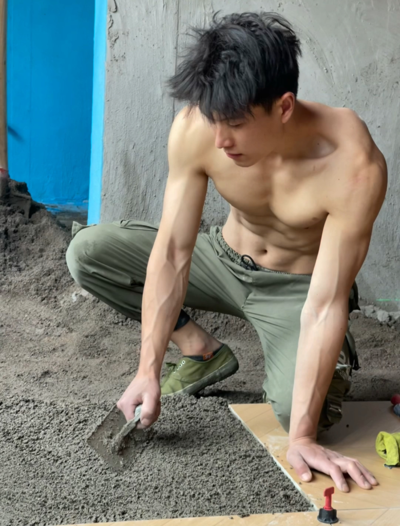 成都肌肉装修工不穿衣服上班,拍视频网上揽客 成都肌肉装修工不穿衣服上班,拍视频网上揽客