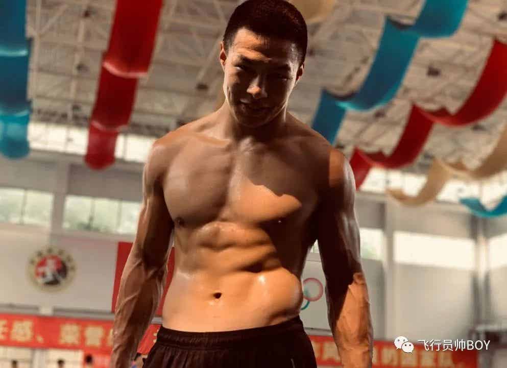 体育学院宿舍里的憨直体育生，穿这种内裤够直