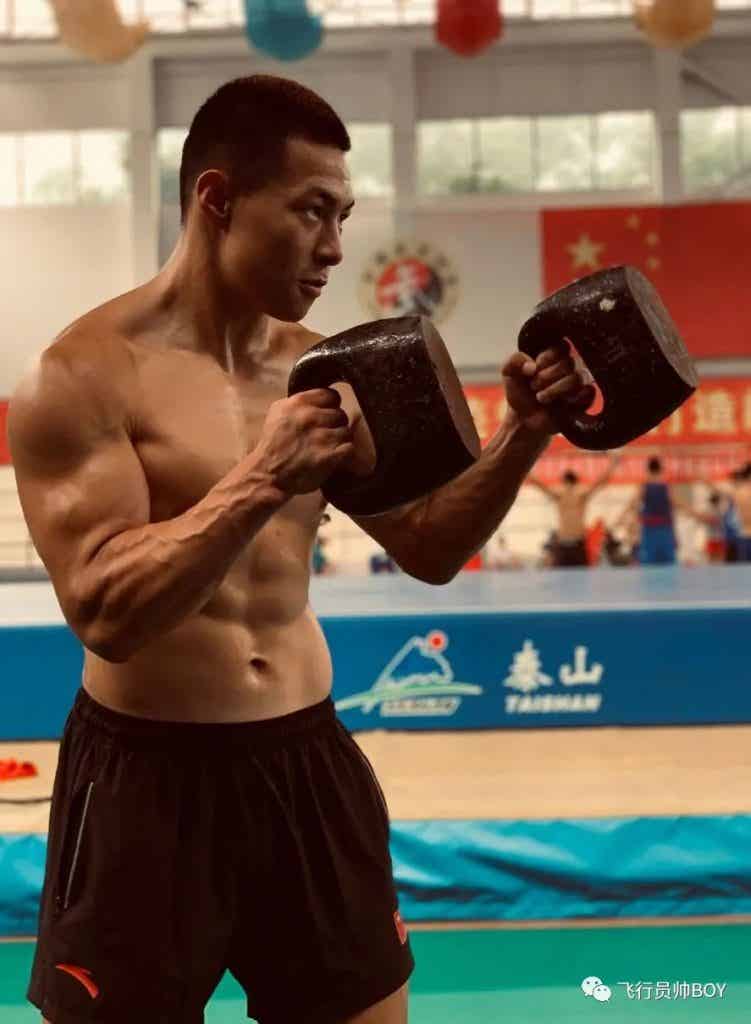 体育学院宿舍里的憨直体育生，穿这种内裤够直