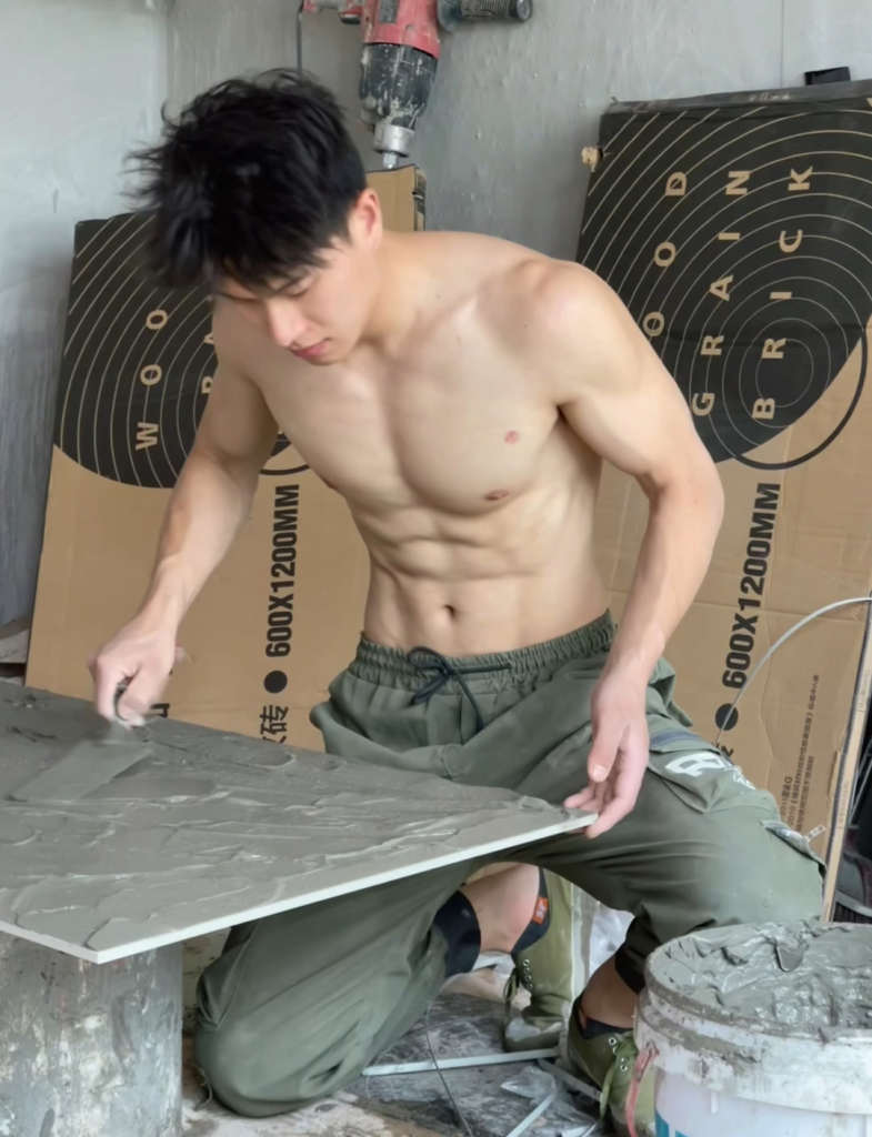 成都肌肉装修工不穿衣服上班,拍视频网上揽客 成都肌肉装修工不穿衣服上班,拍视频网上揽客