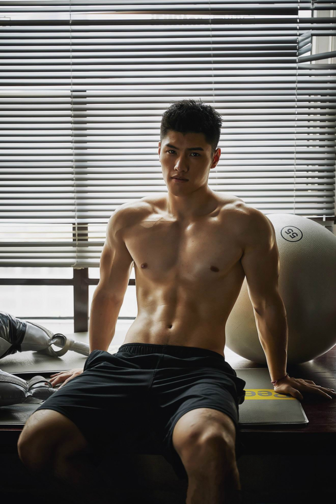 一套禁欲系硬汉硬控凤写真,这实力被制服了 一套禁欲系硬汉硬控凤写真,这实力被制服了