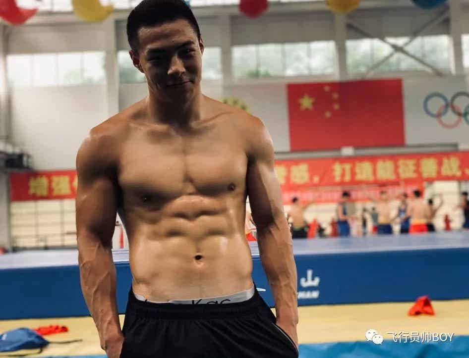 体育学院宿舍里的憨直体育生，穿这种内裤够直