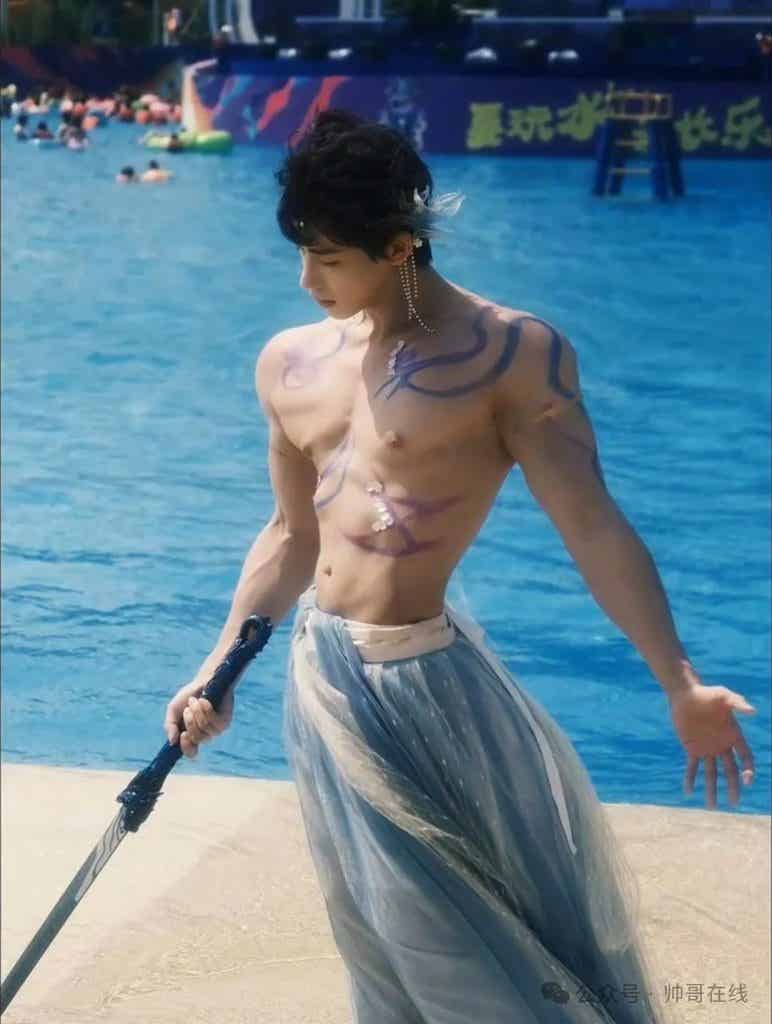 身材超顶的网红肌肉帅哥，颜高条顺也太帅了！