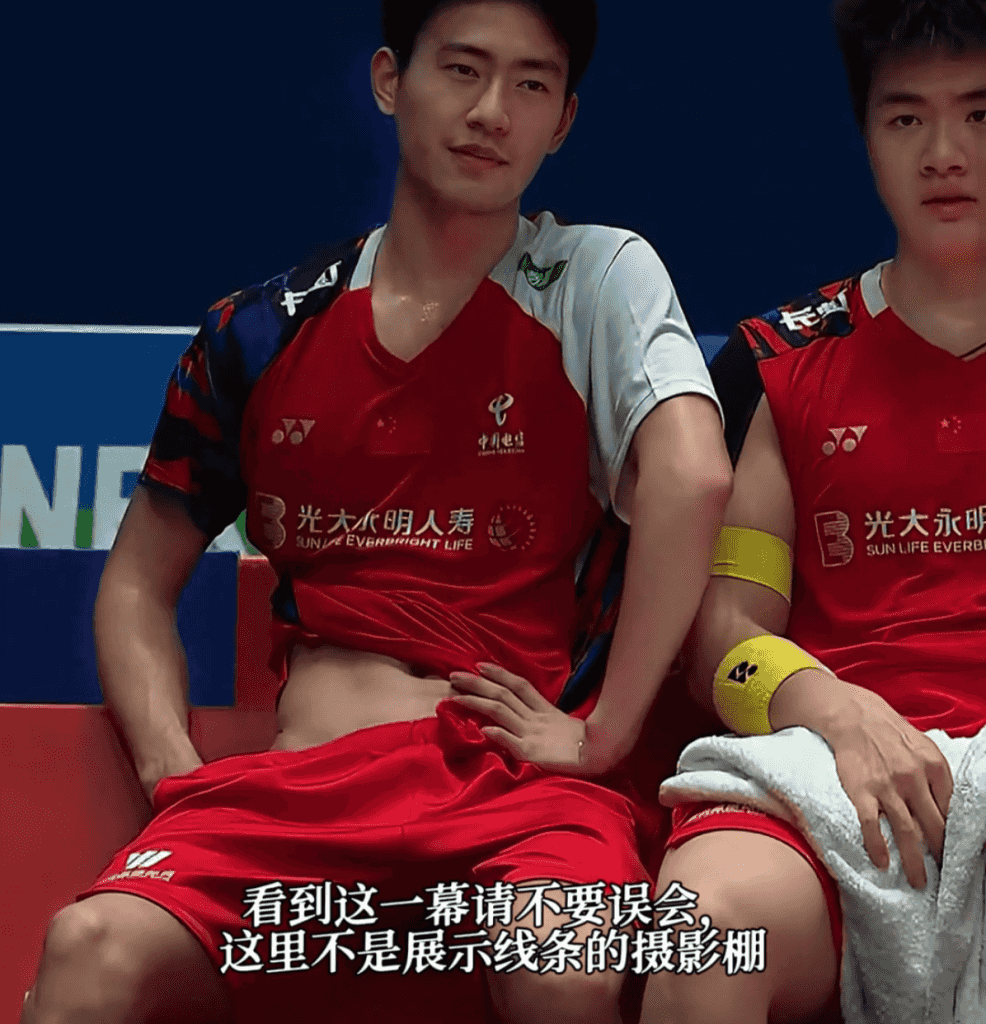 羽毛球男神王昶被队医按地上拉伸,这画面免费能看? 羽毛球男神王昶被队医按地上拉伸,这画面免费能看?