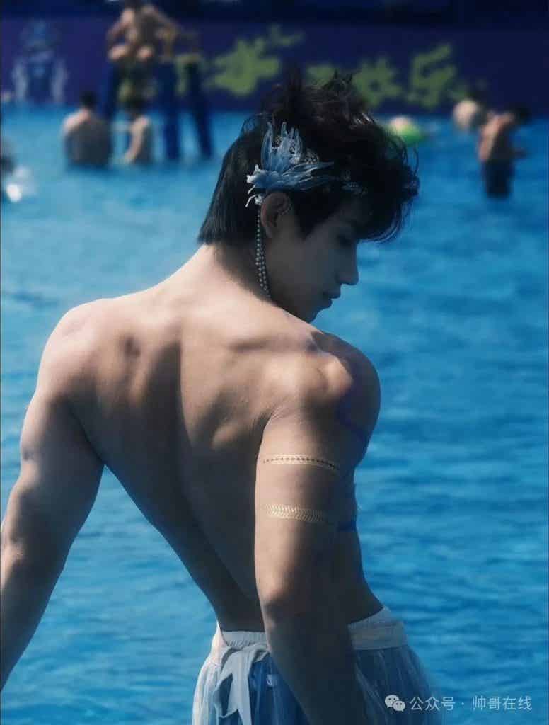 身材超顶的网红肌肉帅哥，颜高条顺也太帅了！