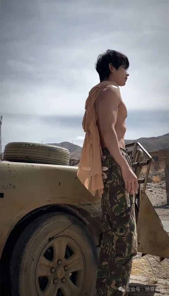 身材超顶的网红肌肉帅哥，颜高条顺也太帅了！