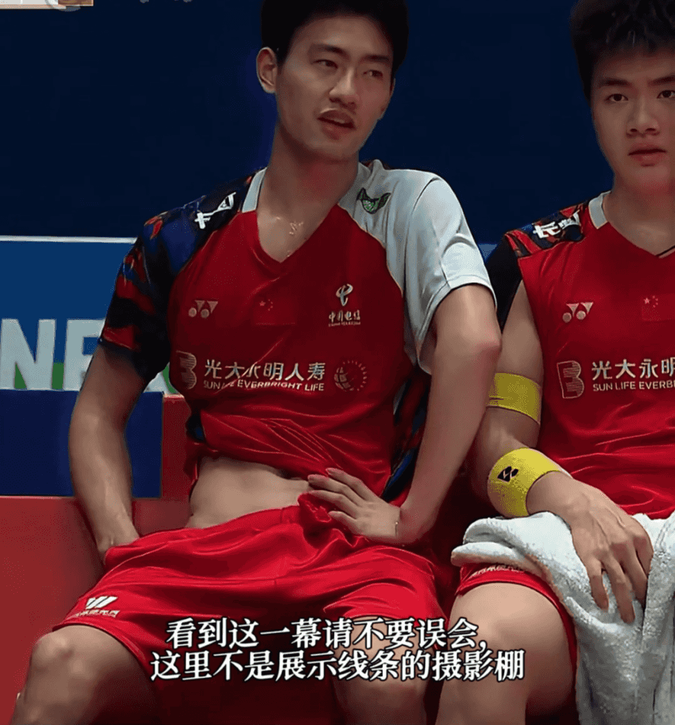 羽毛球男神王昶被队医按地上拉伸,这画面免费能看? 羽毛球男神王昶被队医按地上拉伸,这画面免费能看?