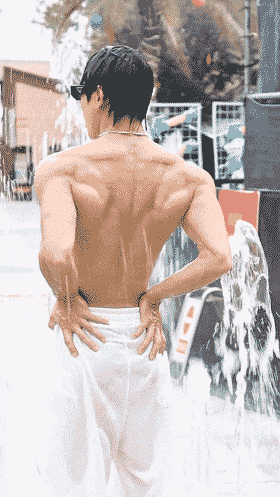 被小盆友摸腹肌的薄肌体育生，衣裤淋透的肌肉帅哥谁能顶得住啊？