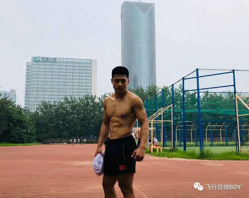 体育学院宿舍里的憨直体育生，穿这种内裤够直