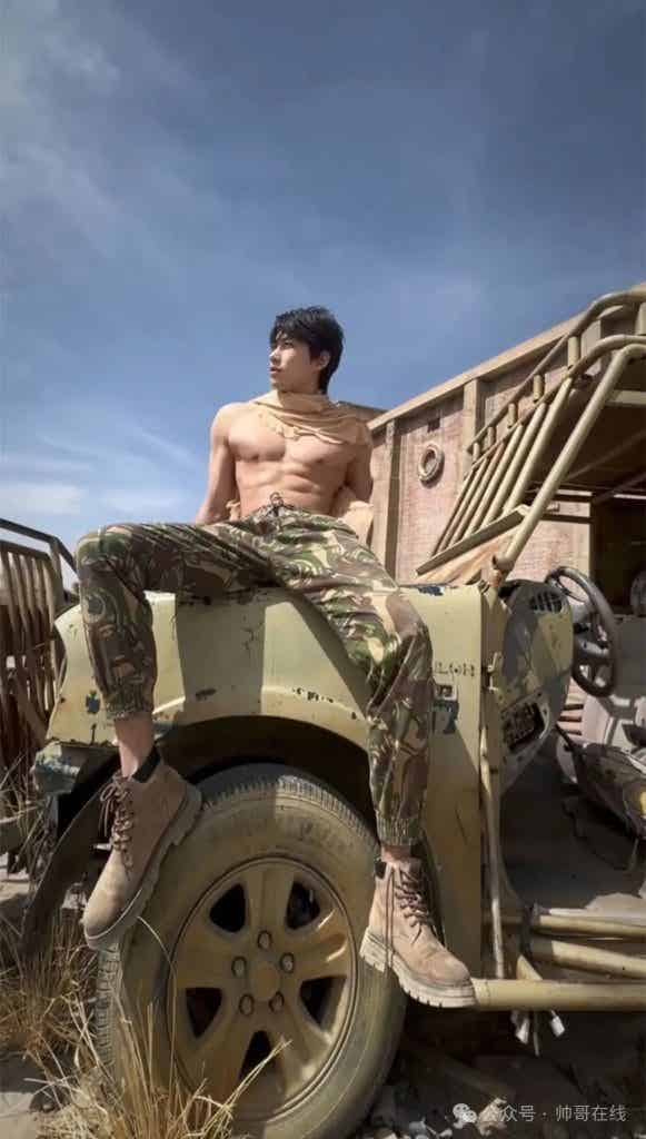 身材超顶的网红肌肉帅哥，颜高条顺也太帅了！