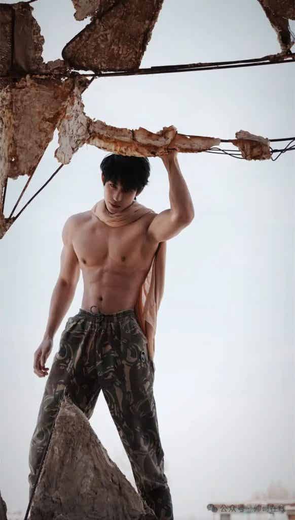 身材超顶的网红肌肉帅哥，颜高条顺也太帅了！