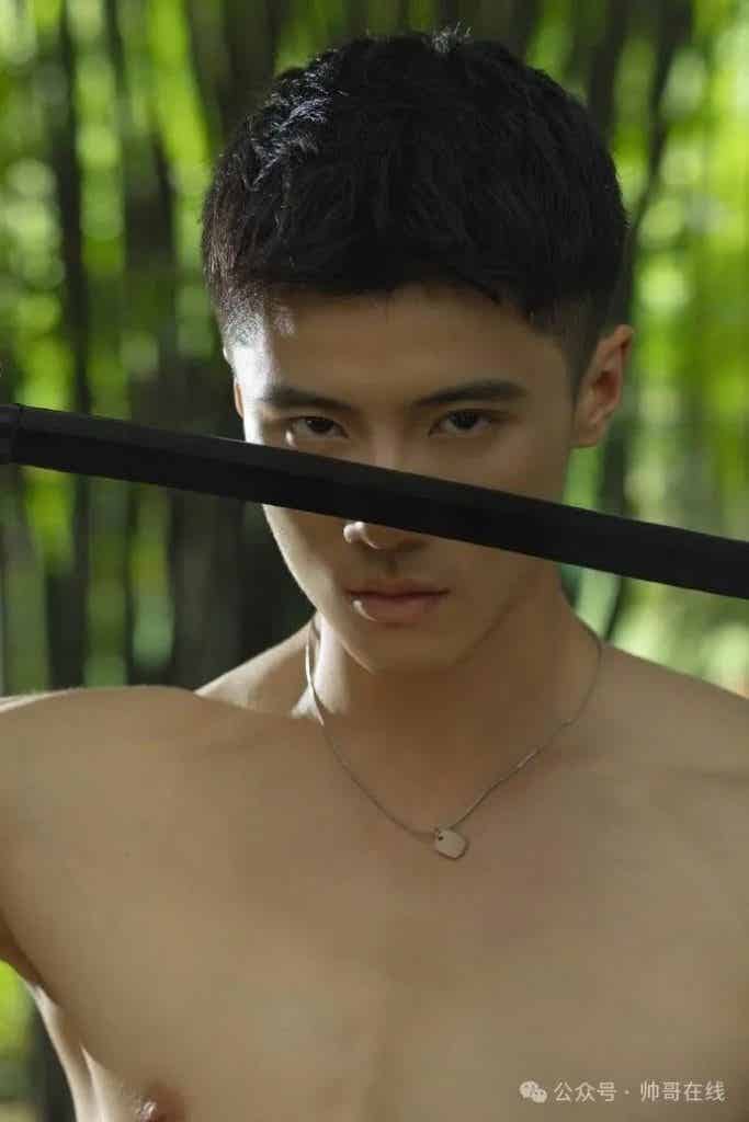 重庆大胸肌白皮小哥纯欲系张力绝了，摄影师太懂帅弟弟的美好了！