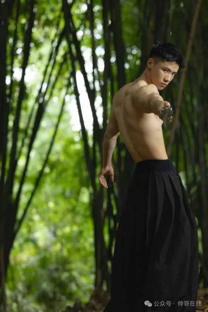 重庆大胸肌白皮小哥纯欲系张力绝了，摄影师太懂帅弟弟的美好了！