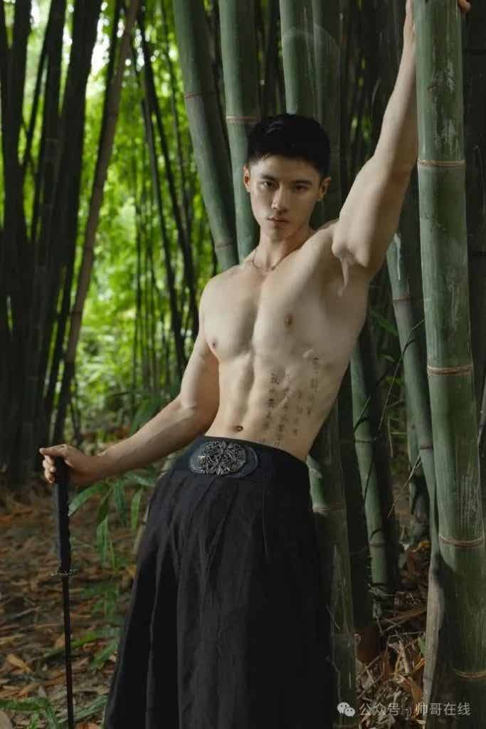 重庆大胸肌白皮小哥纯欲系张力绝了，摄影师太懂帅弟弟的美好了！