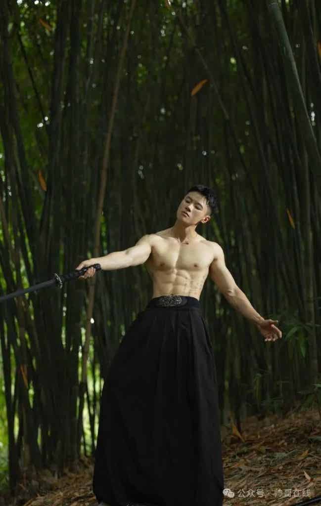 重庆大胸肌白皮小哥纯欲系张力绝了，摄影师太懂帅弟弟的美好了！