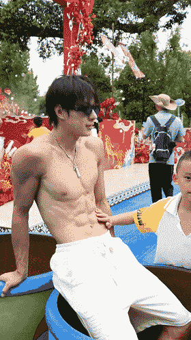 被小盆友摸腹肌的薄肌体育生，衣裤淋透的肌肉帅哥谁能顶得住啊？