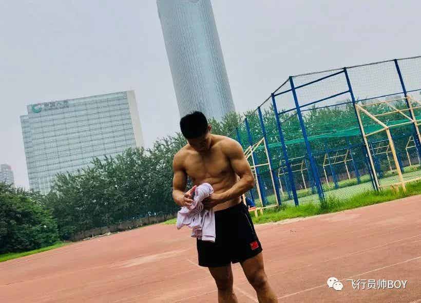 体育学院宿舍里的憨直体育生，穿这种内裤够直