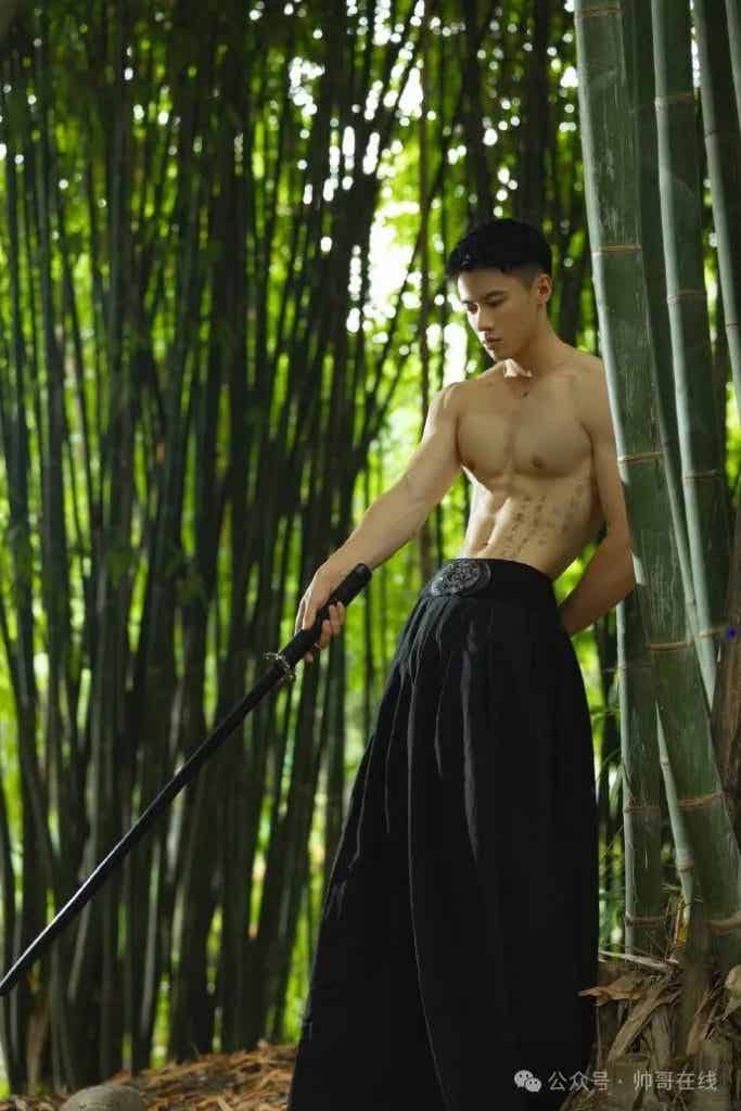 重庆大胸肌白皮小哥纯欲系张力绝了，摄影师太懂帅弟弟的美好了！