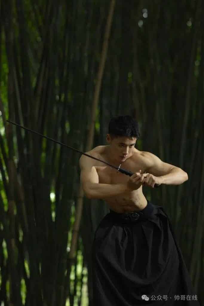 重庆大胸肌白皮小哥纯欲系张力绝了，摄影师太懂帅弟弟的美好了！