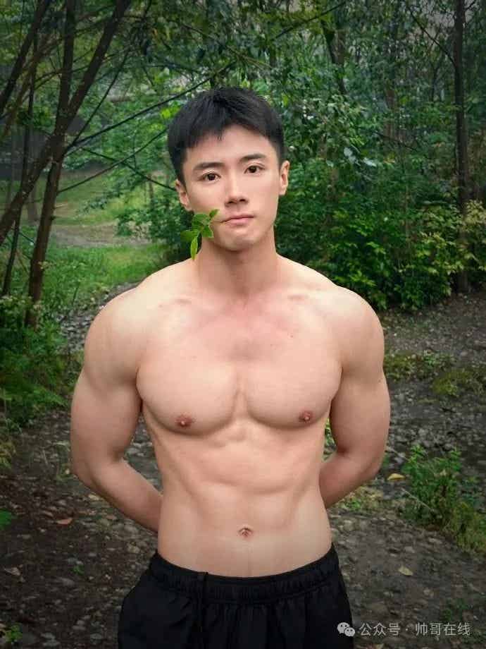 重庆大胸肌白皮小哥纯欲系张力绝了，摄影师太懂帅弟弟的美好了！