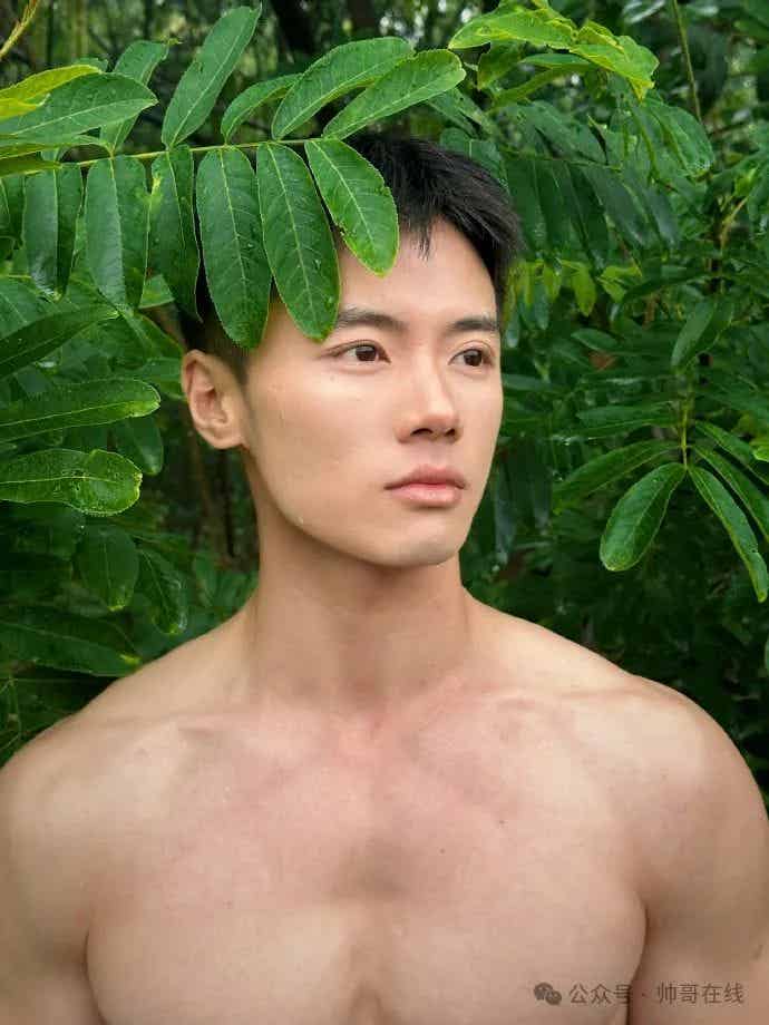 重庆大胸肌白皮小哥纯欲系张力绝了，摄影师太懂帅弟弟的美好了！