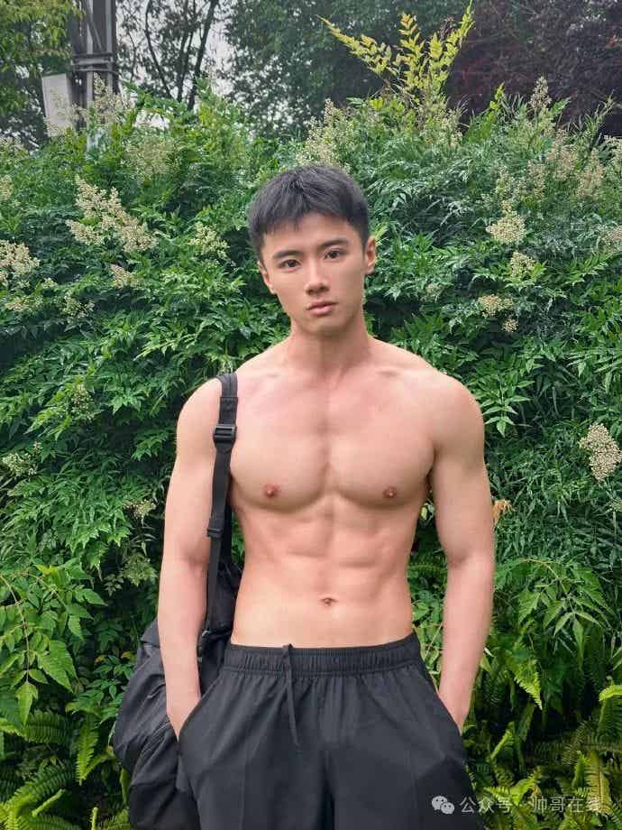重庆大胸肌白皮小哥纯欲系张力绝了，摄影师太懂帅弟弟的美好了！