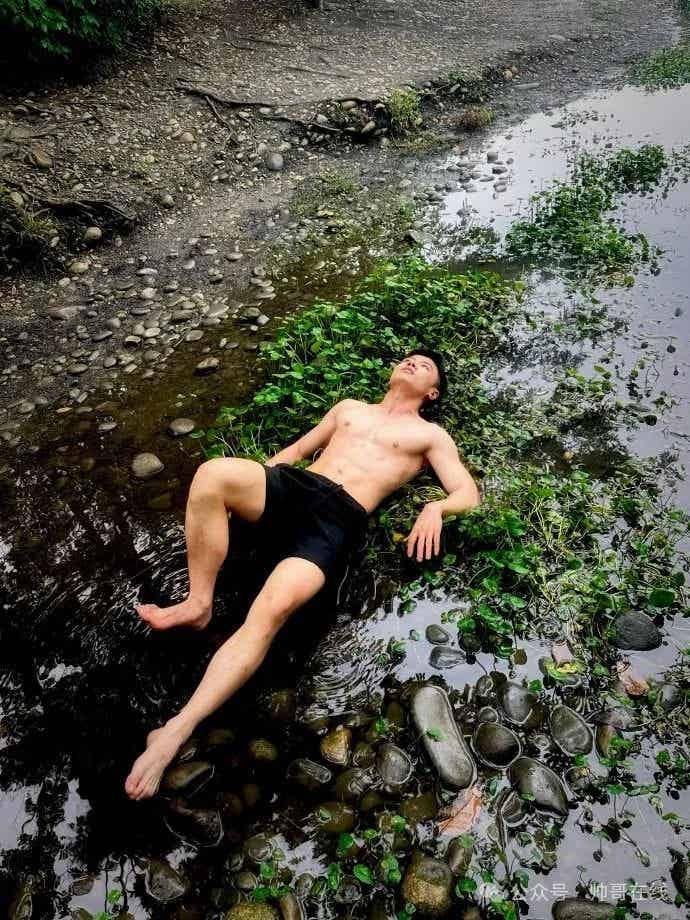 重庆大胸肌白皮小哥纯欲系张力绝了，摄影师太懂帅弟弟的美好了！