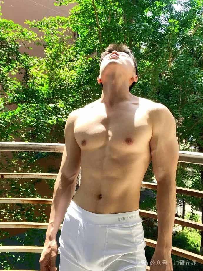 重庆大胸肌白皮小哥纯欲系张力绝了，摄影师太懂帅弟弟的美好了！