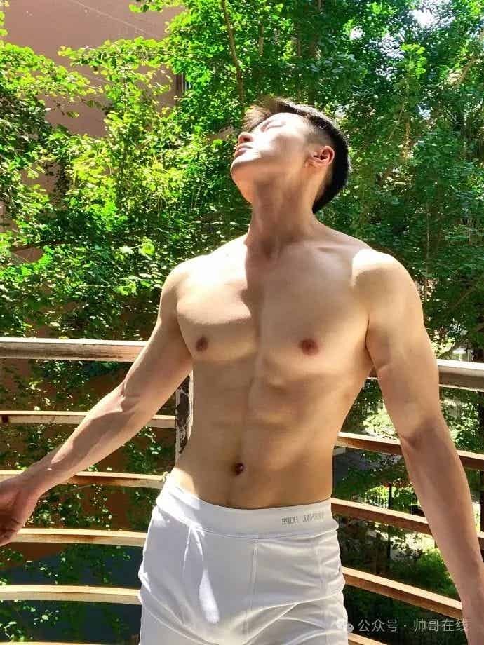 重庆大胸肌白皮小哥纯欲系张力绝了，摄影师太懂帅弟弟的美好了！