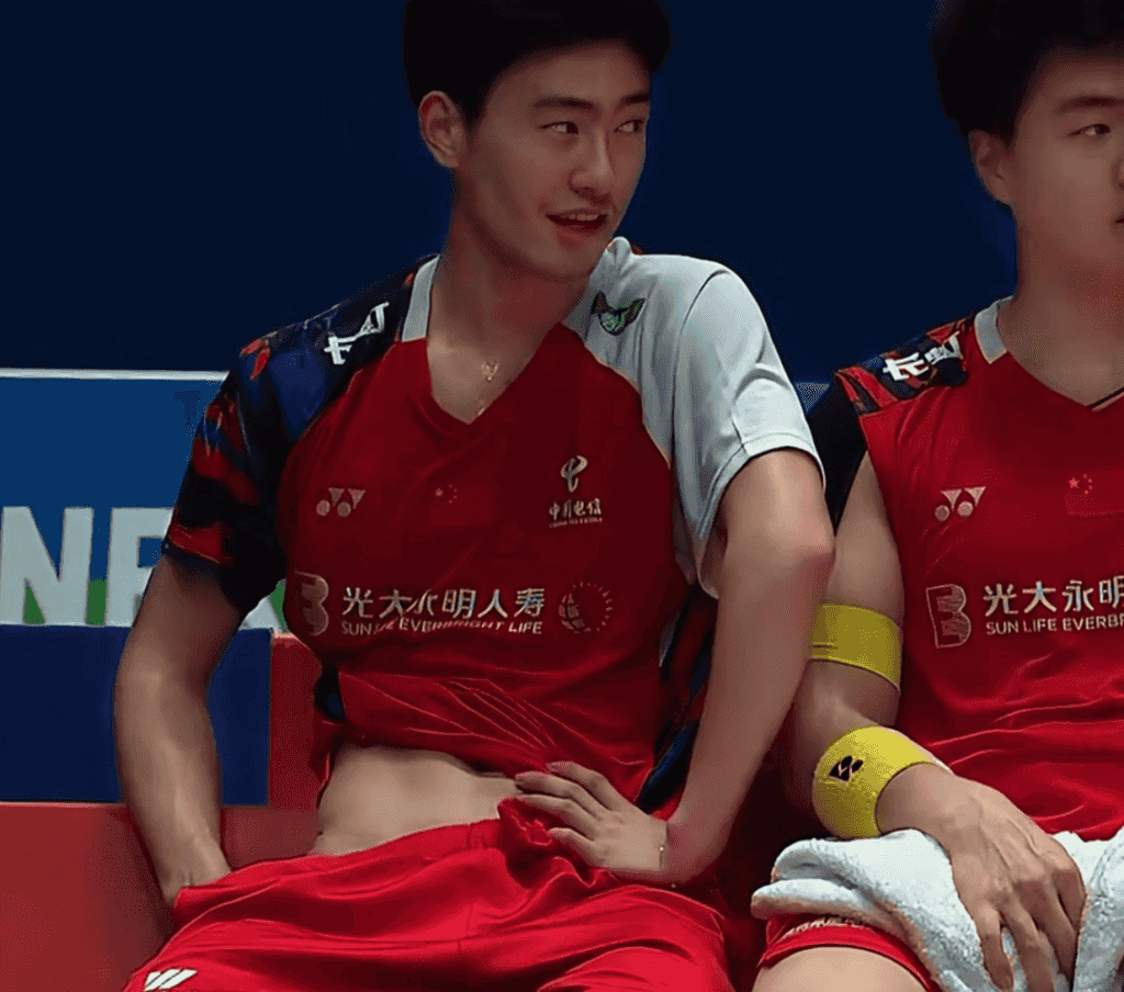 羽毛球男神王昶被队医按地上拉伸,这画面免费能看? 羽毛球男神王昶被队医按地上拉伸,这画面免费能看?