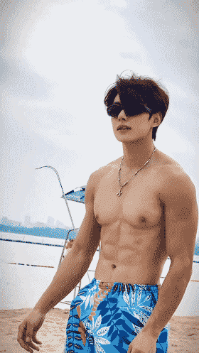 被小盆友摸腹肌的薄肌体育生，衣裤淋透的肌肉帅哥谁能顶得住啊？