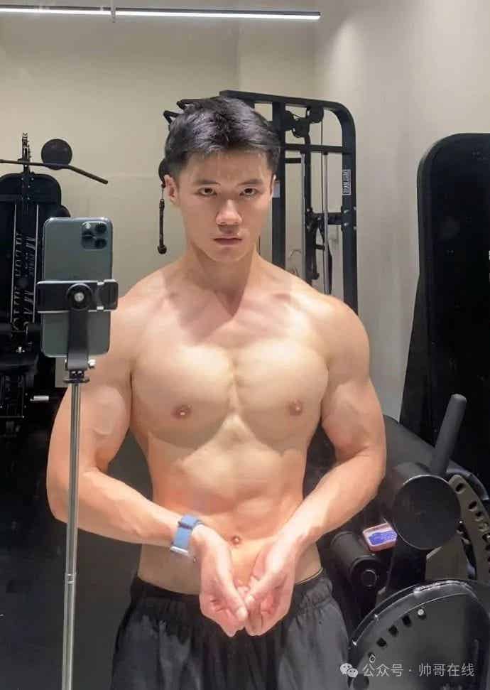 重庆大胸肌白皮小哥纯欲系张力绝了，摄影师太懂帅弟弟的美好了！