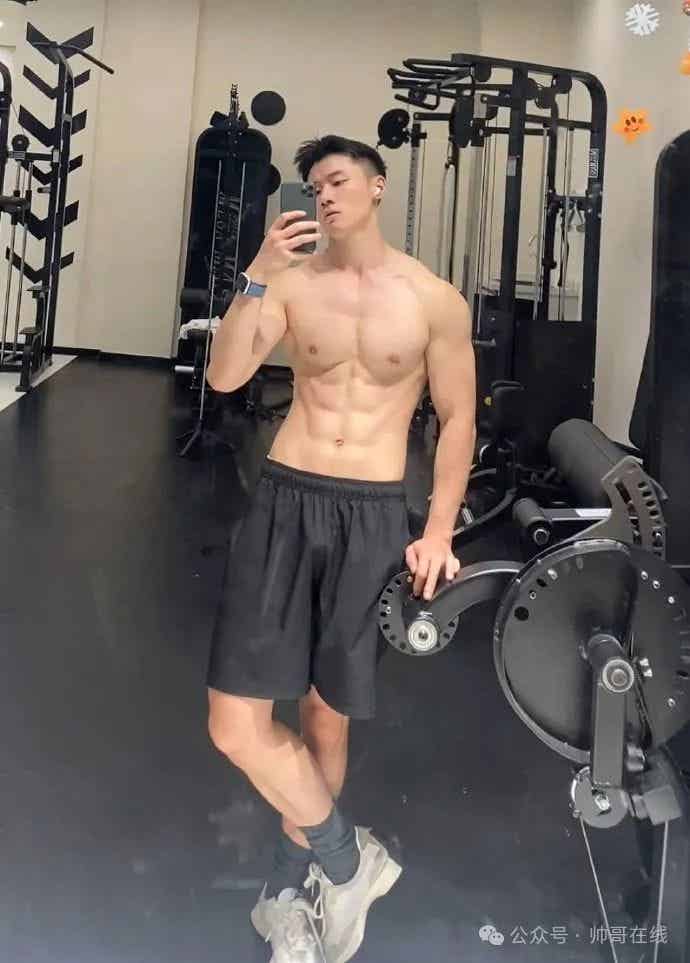 重庆大胸肌白皮小哥纯欲系张力绝了，摄影师太懂帅弟弟的美好了！