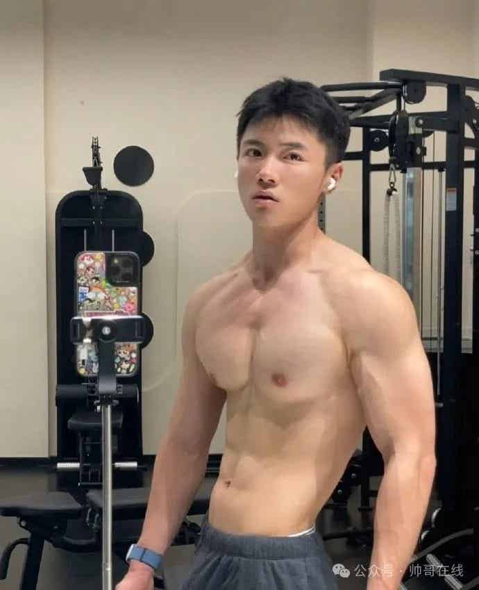 重庆大胸肌白皮小哥纯欲系张力绝了，摄影师太懂帅弟弟的美好了！