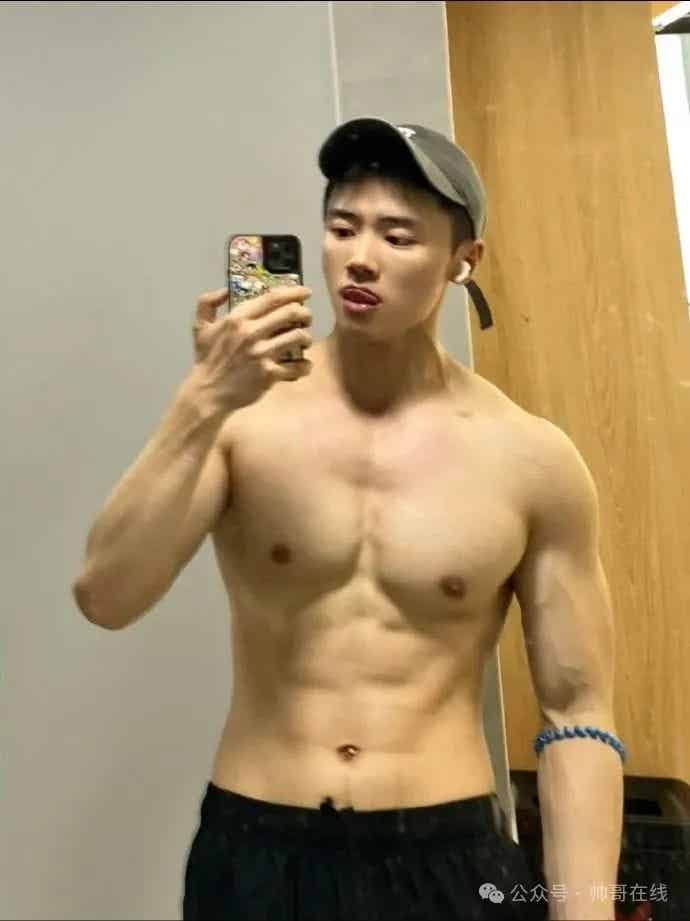 重庆大胸肌白皮小哥纯欲系张力绝了，摄影师太懂帅弟弟的美好了！