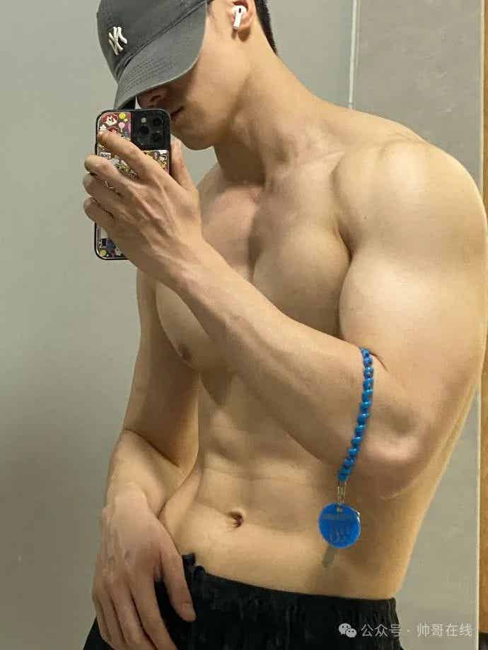 重庆大胸肌白皮小哥纯欲系张力绝了，摄影师太懂帅弟弟的美好了！