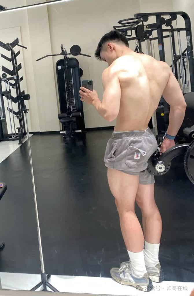 重庆大胸肌白皮小哥纯欲系张力绝了，摄影师太懂帅弟弟的美好了！